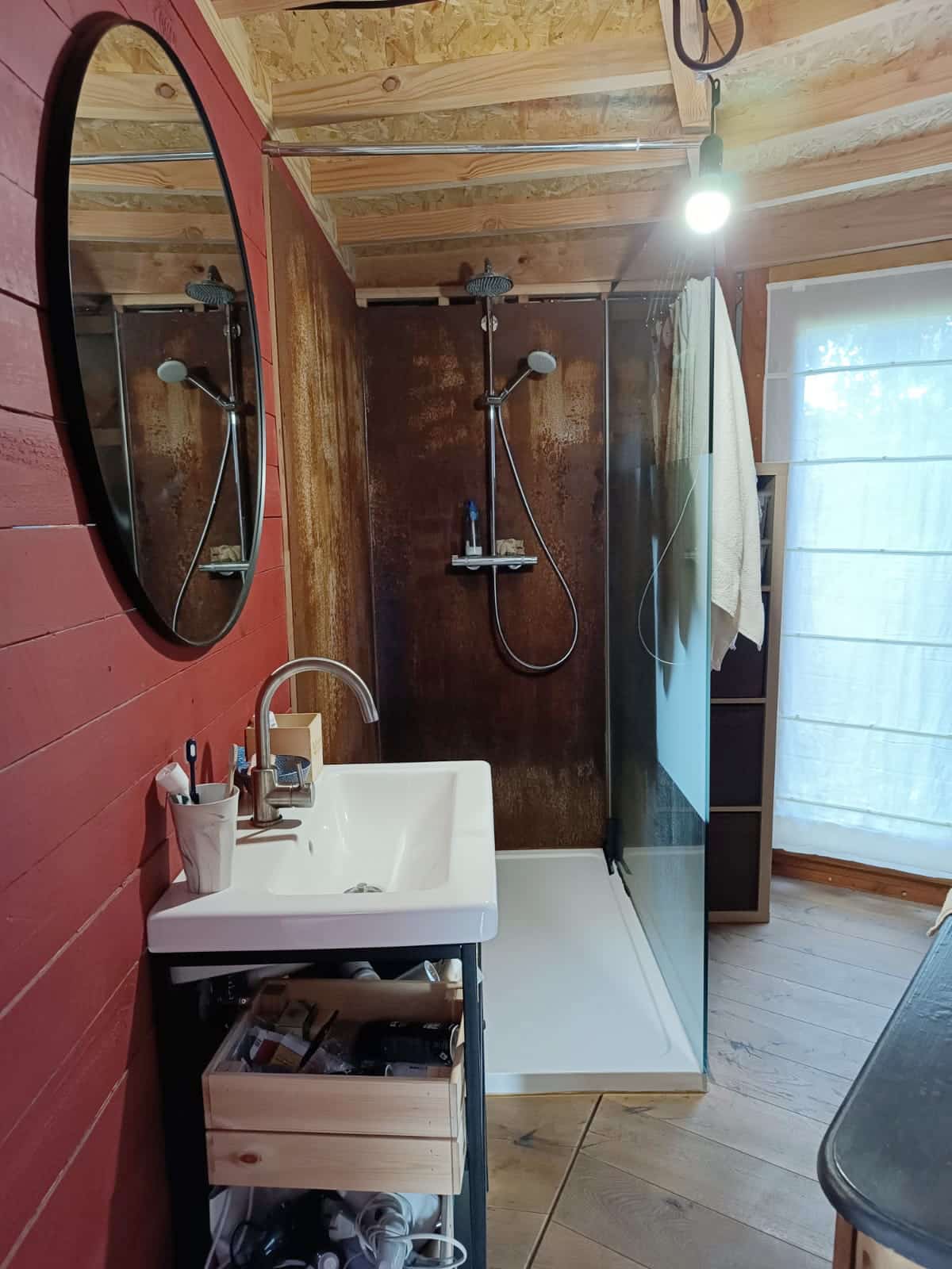 une salle de bains dans une yourte contemporaine