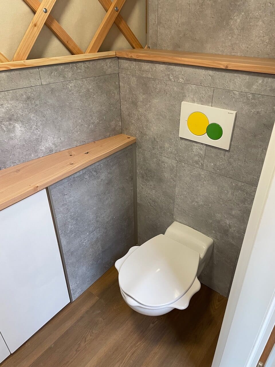 installation d'une toilette dans la yourte contemporaine de l'école maternelle
