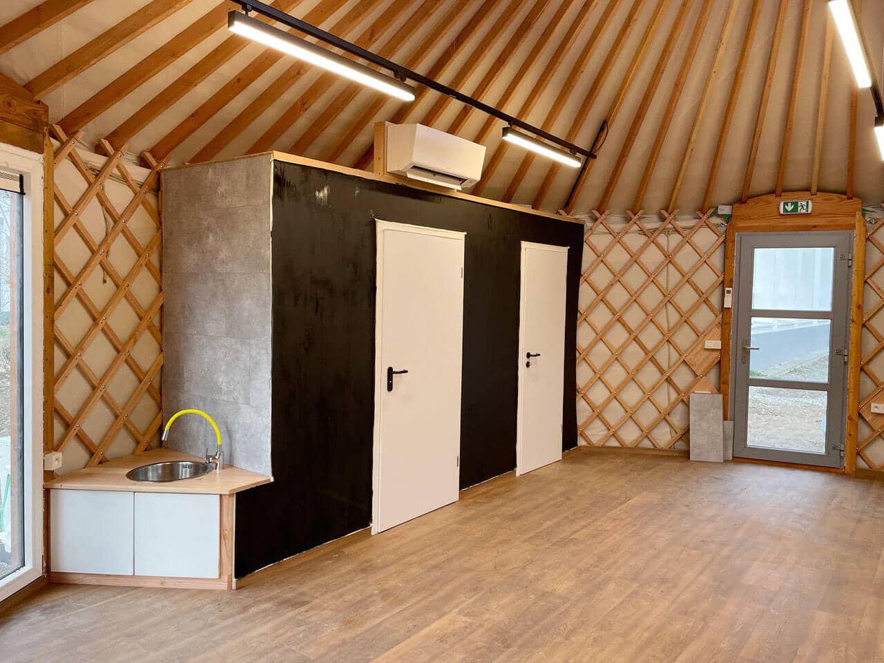 vue de l'intérieur de la yourte en bois de l'école d'Hondelange en Belgique